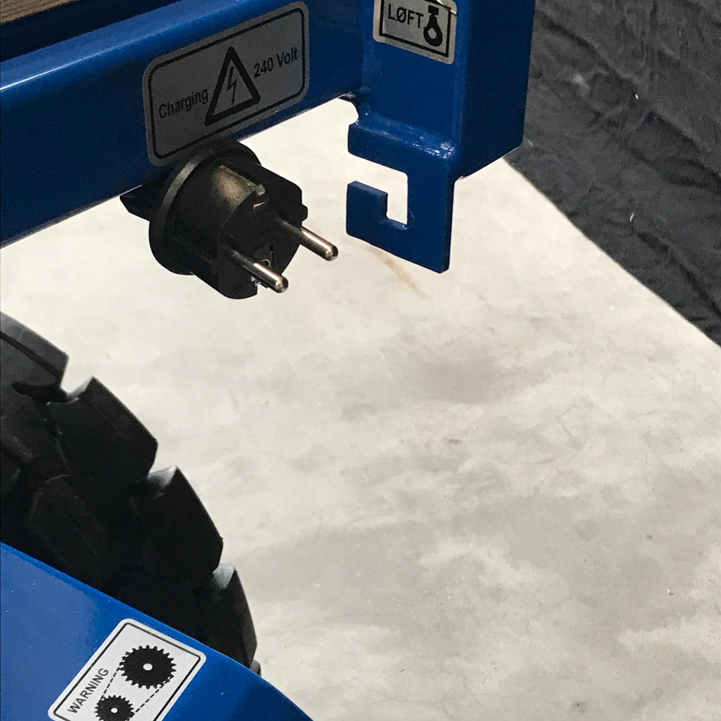 DC 24-3 Eldrevet transportvogn m. hydraulisk løft - Hydraulic Lift Trolley